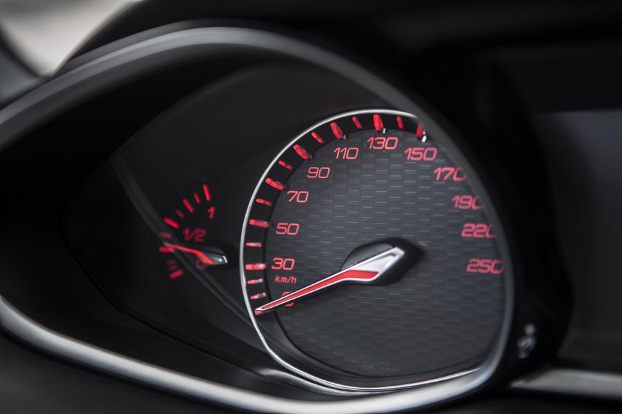 Панель приборов Peugeot 308 GTi 2015 года  (фото 62 из 65)